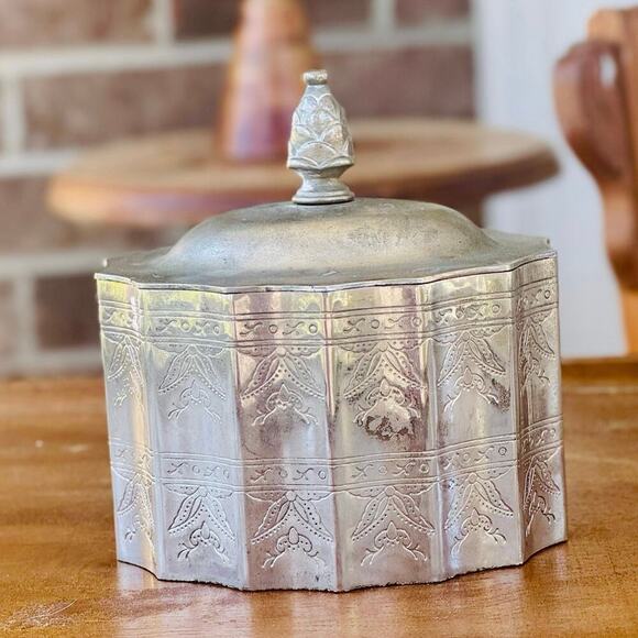 Vintage Silver Plated Etched Lidded Boxes Pair Ornate Scalloped Jewelry Storage - Picture 2 of 7